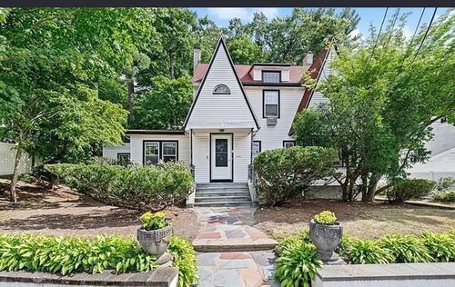 2084 Washington St, Newton, MA, 02462-1514 | Card Image