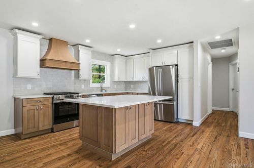21 Robbins Street, Babylon, NY, 11757 | Card Image