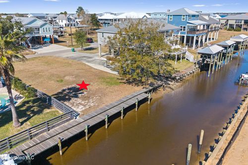 81 Fiber St, Bay Saint Louis, MS, 39520-8924 | Card Image