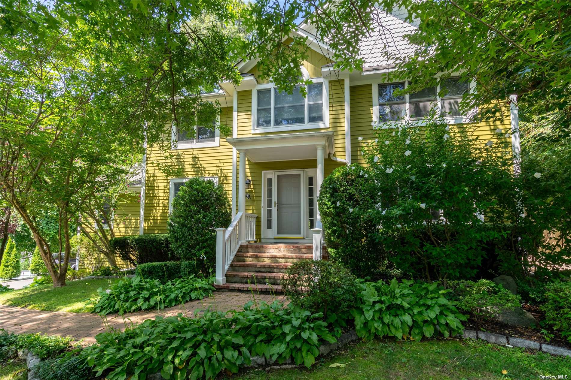 Southcrest Ct, Huntington, NY 11743
