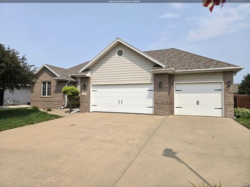 415 Brookshire Ct, Sergeant Bluff, IA, 51054-8941 | Card Image