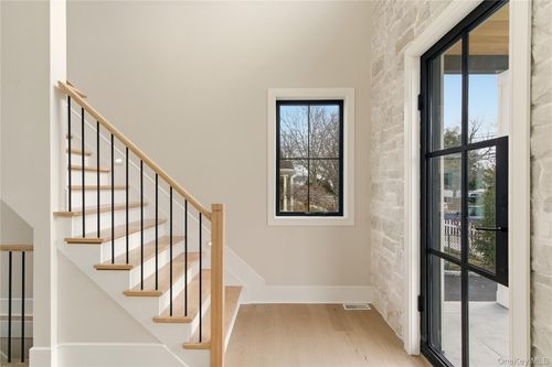 130 Albany Ave, Westbury, NY, 11590-4205 | Card Image