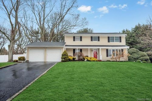 19 Spyglass Ln, East Setauket, NY, 11733-1854 | Card Image