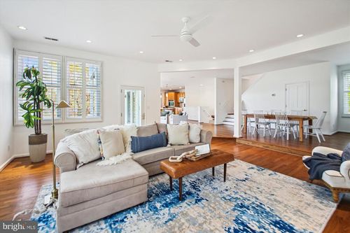 61 E Lake Dr, ANNAPOLIS, MD, 21403-4445 | Card Image