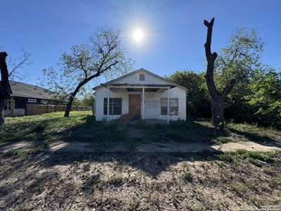 265 Prairie St, House other with 2 bedrooms, 1 bathrooms and null parking in Uvalde TX | Image 3