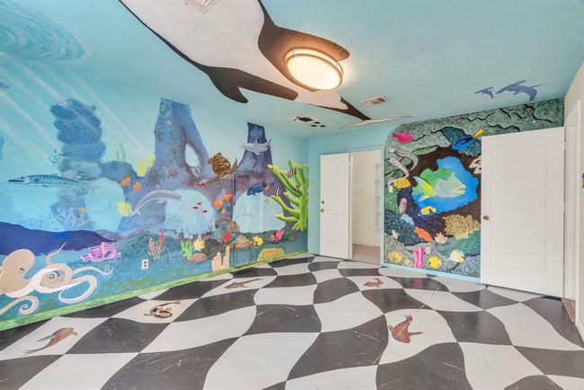 Incredible hand painted aquarium mural. | Image 23
