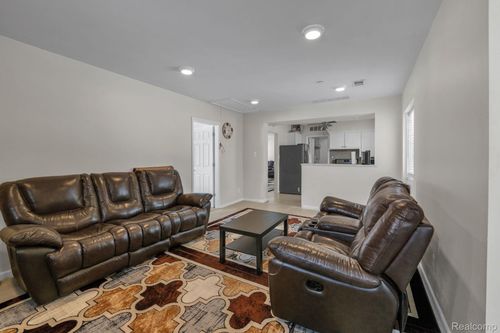 31565 Marquette St, Garden City, MI, 48135-3325 | Card Image