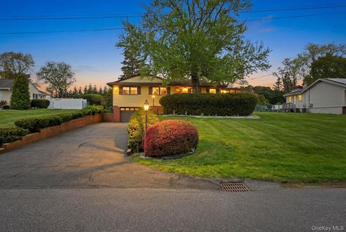 93 Fairmont Rd, Mahopac, NY, 10541-3637 | Card Image