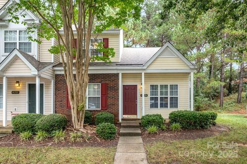 10231 Reindeer Way Ln, Charlotte, NC, 28216-0712 | Card Image