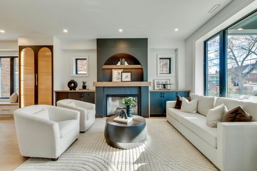 561 Durie St, York, ON, M6S3H2 | Card Image