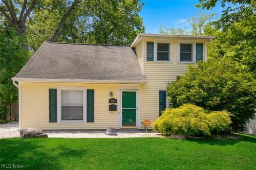 2324 Suncrest Dr, Cuyahoga Falls, OH, 44221-3522 | Card Image
