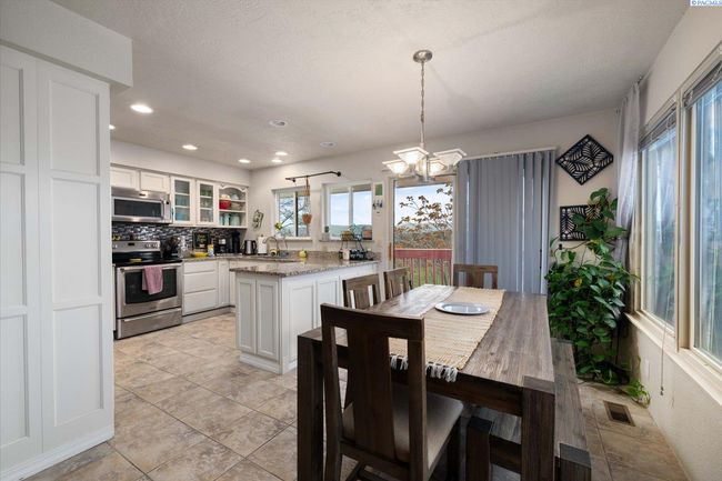 73805 N Demoss Rd, Home with 3 bedrooms, 3 bathrooms and null parking in Benton City WA | Image 17
