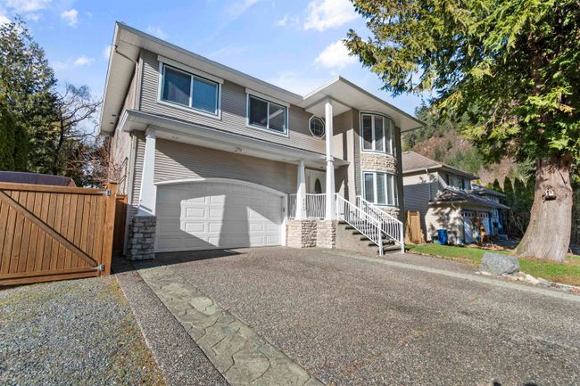 521 Driftwood Avenue, House other with 5 bedrooms, 3 bathrooms and 6 parking in Harrison Hot Springs BC | Image 2