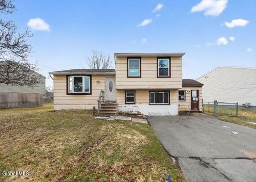 8252 Elaine Cir, Liverpool, NY, 13090-1512 | Card Image