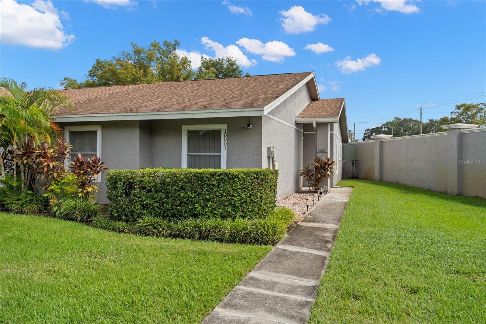 Lake Oak Cir, Tampa, FL 33624