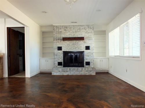 23861 Longacre St, Farmington, MI, 48335-3327 | Card Image