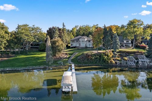 4764 Dow Ridge Rd, Orchard Lake, MI, 48324-2327 | Card Image