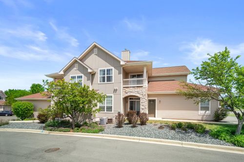 9301 S Cobblestone Way, Franklin, WI, 53132-7510 | Card Image