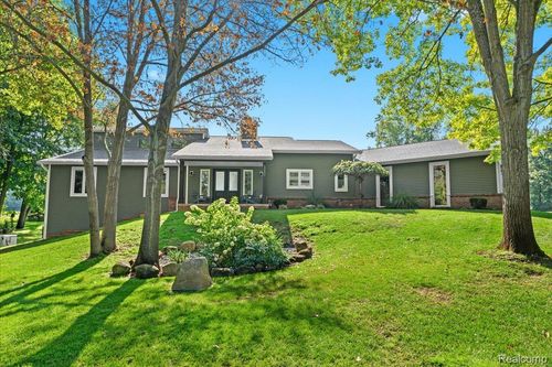 12002 Renfrew Ct, Hartland, MI, 48353-3637 | Card Image