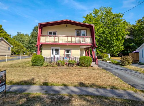 100 Commercial St, Berwick, NS, B0P1E0 | Card Image