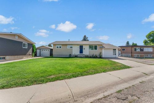 1825 16 St Se, Medicine Hat, AB, T1A7J8 | Card Image