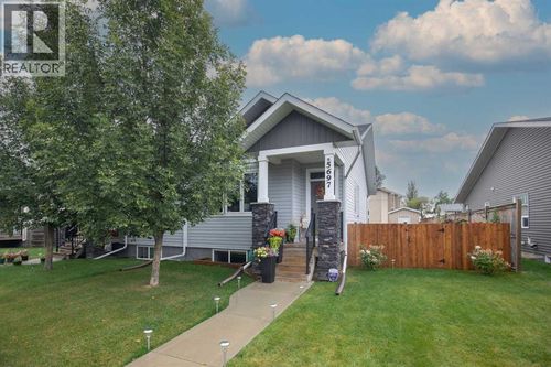 5697 45 Ave, Lacombe, AB, T4L1M6 | Card Image