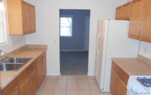2443 Hester Ct, Keego Harbor, MI, 48320-1442 | Card Image