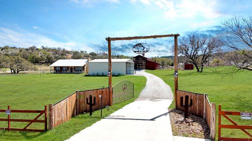 800 Quarter Horse Cir, Kingsland, TX, 78639-4503 | Card Image