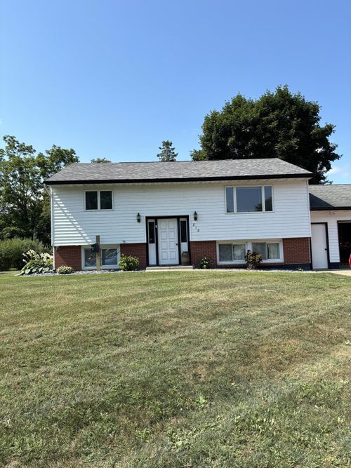 818 S 10th St, Lake City, MN, 55041-2105 | Card Image