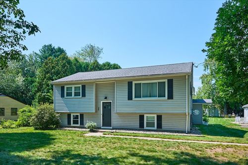 26 Oliver St, Easthampton, MA, 01027-9732 | Card Image