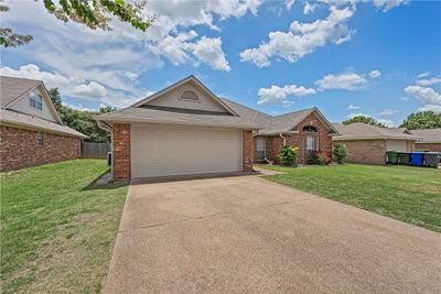 10320 Sierra West Drive, House other with 4 bedrooms, 2 bathrooms and 2 parking in Waco TX | Image 2