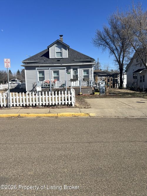 146 10th Ave W, Dickinson, ND, 58601-4830 | Card Image