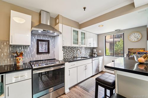 16-15 Greenridge Ave, White Plains, NY, 10605-1249 | Card Image