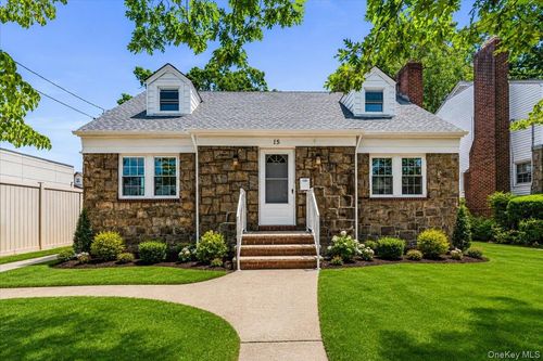 15 Astor Pl, Valley Stream, NY, 11581-1303 | Card Image