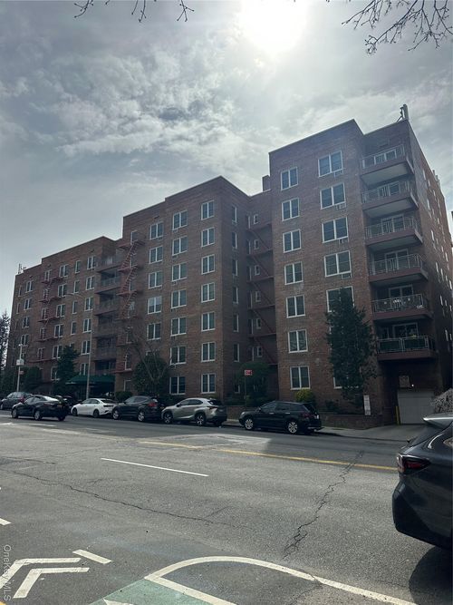 1m-241 Northern Blvd, Douglaston, NY, 11362 | Card Image
