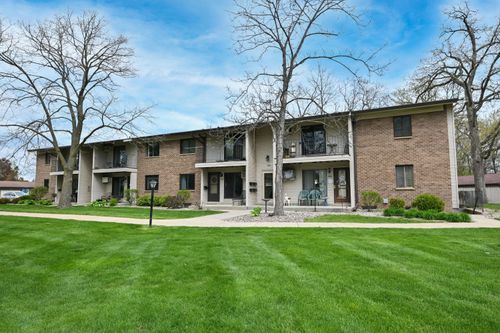 1684 S Carriage Ln, New Berlin, WI, 53151-1495 | Card Image