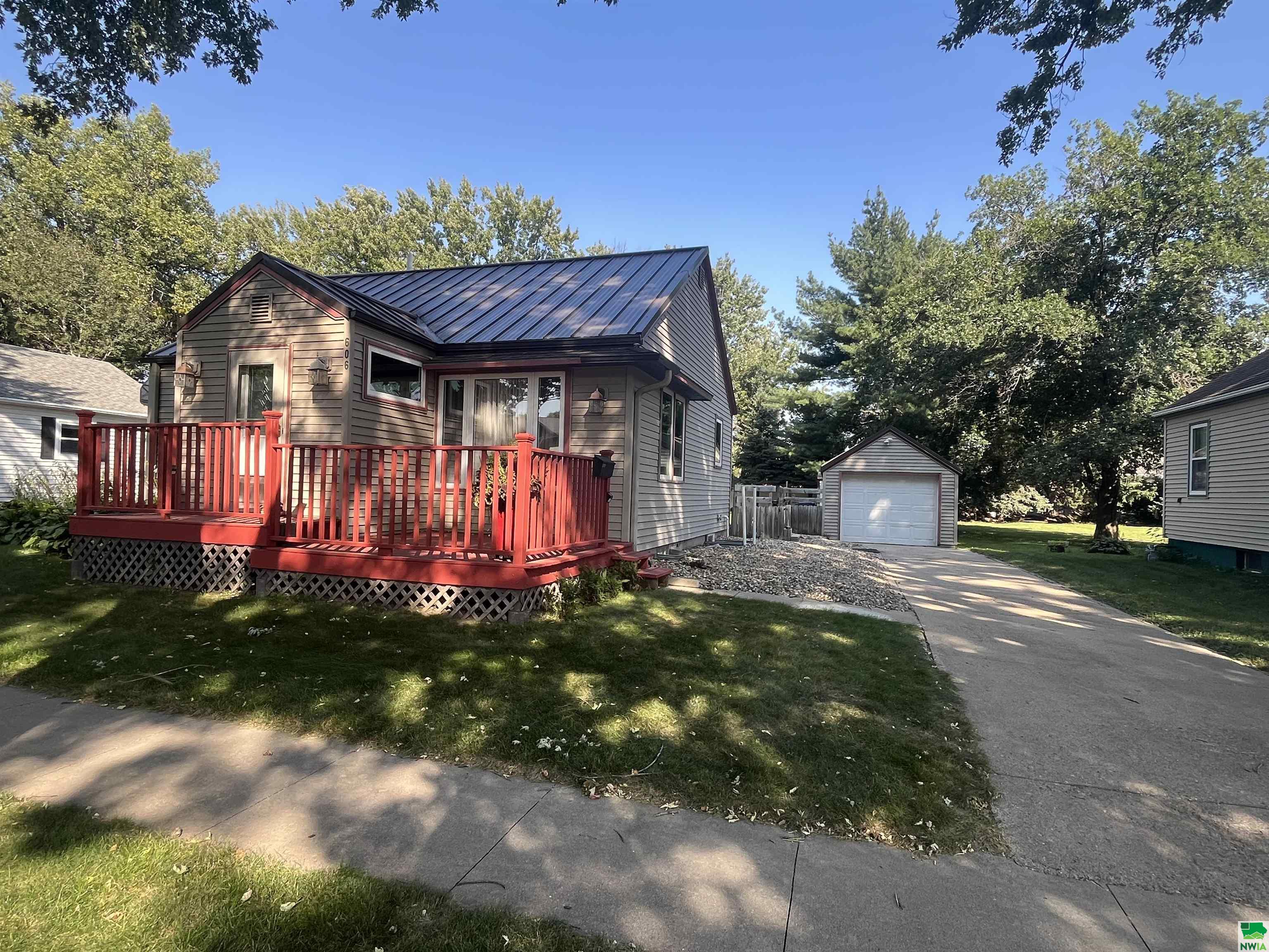 3rd Ave, Sioux Center, IA 51250