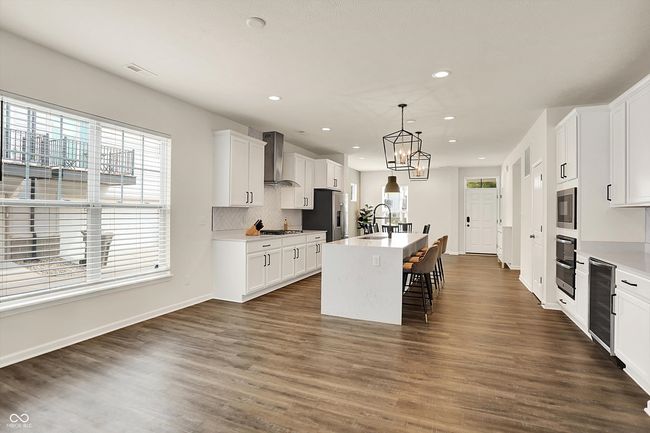 Eat-in kitchen or additional sitting space next to kitchen | Image 9