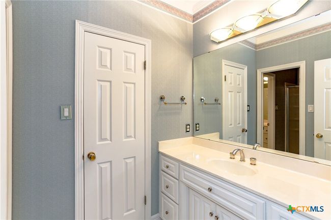 Jack and Jill style bathroom between upstairs bedrooms 3 and 4 | Image 30
