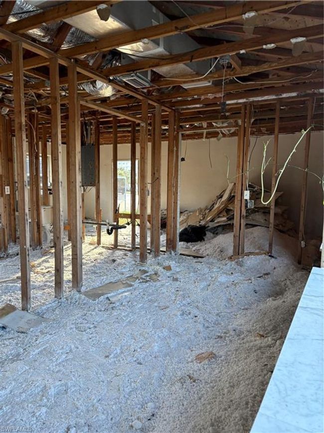Miscellaneous room with electric panel | Image 9