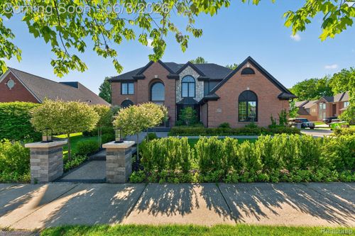 371 Lone Pine Cir, Rochester, MI, 48307-6037 | Card Image