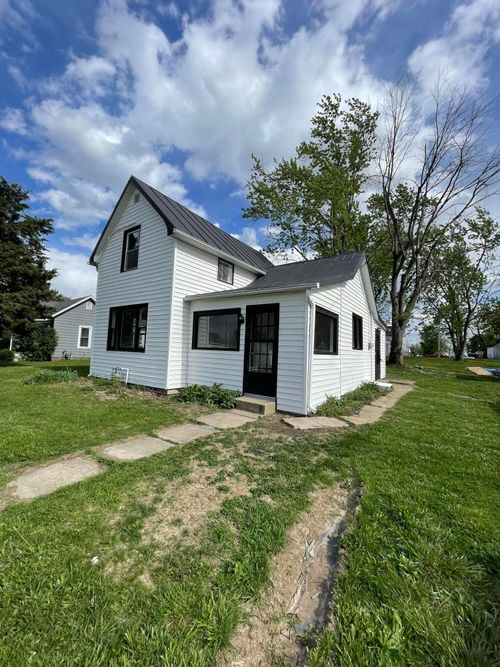 111 Hamilton St, New Holland, OH, 43145-3209 | Card Image