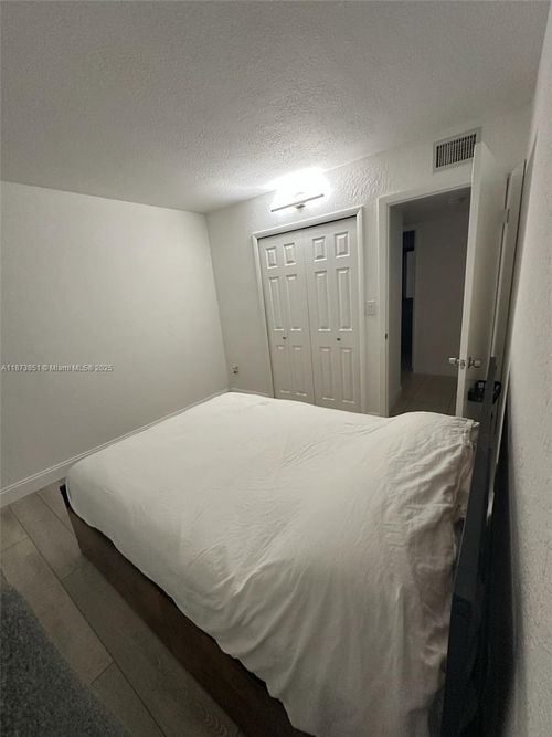 apt-104-917 Ne 199th St, Miami, FL, 33179-5805 | Card Image