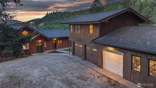 215 Lois Ln, Leavenworth, WA, 98826-8023 | Card Image