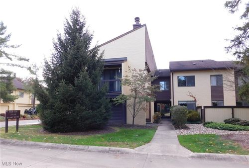 987 Hampton Ridge Dr, Akron, OH, 44313-5087 | Card Image