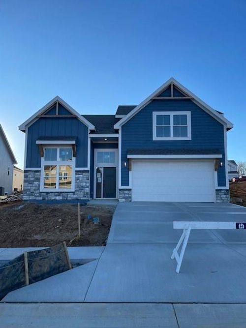 16195 Ryan Cir, Parkville, MO, 64152-8810 | Card Image