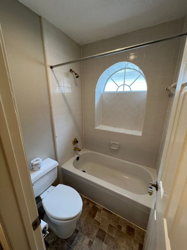Upstair's Full Bath | Image 29