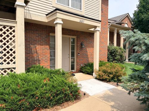 26201 Chesapeake Cir, Commerce Twp, MI, 48390-5920 | Card Image