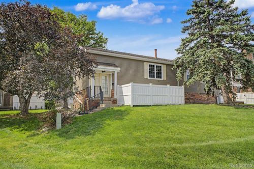 30-20872 E Glen Haven Cir, Northville, MI, 48167-2405 | Card Image