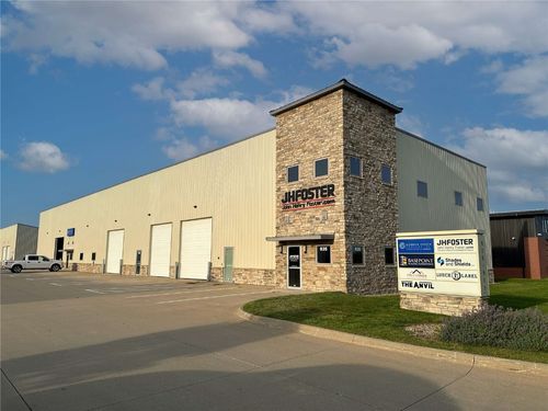 b-939 Metzger Dr, Hiawatha, IA, 52233-1238 | Card Image